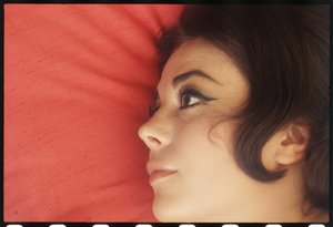 Natalie Wood zu Hause mit Kopf auf dem Kissen von Orlando Suero