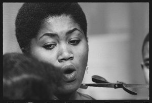 Odetta singt Kindern am Set einer TV-Sondersendung von Orlando Suero