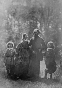 Alfred, Lord Tennyson mit seiner Frau Emily und zwei Söhnen, Hallam und Lionel, ca. 1862 (Albuminabzug)