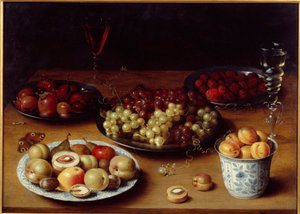 Stillleben mit Obst und Glas. Ein Tisch bedeckt mit Pflaumen, Aprikosen, Pfirsichen, Birnen, Trauben, Himbeeren und einem Glas Rotwein. Gemälde von Osias Beert I, 17. Jahrhundert