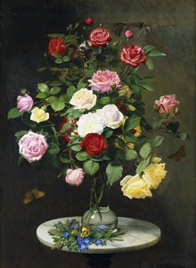 Ein Strauß Rosen in einer Glasvase mit Wildblumen auf einem Marmortisch, 1882