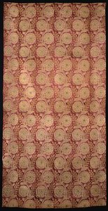 Ein Stück roter Satin mit wellenförmigen Stielen und vergoldeten Blütenköpfen von Ottoman School