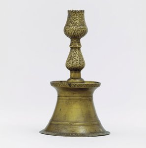 Ein osmanischer Messingkerzenhalter, der Hals mit eingeschnittenen Arabesken, der in die Form einer Tulpe übergeht von Ottoman School