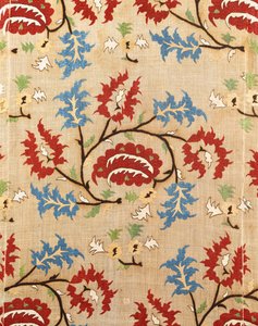 Detail eines Leinenbezugs, bestickt mit einem Mäander aus roten und blauen Blumen