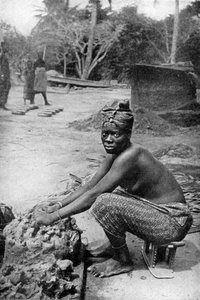 Eine Töpferin der Goldküste und ihr Ton, Ghana, Westafrika, 1922
