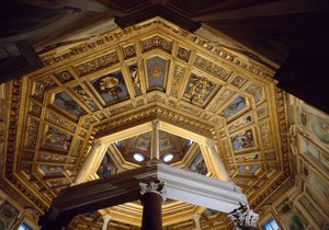 Ansicht des Gewölbes im frühchristlichen Baptisterium von San Giovanni in Laterano (St. Johannes im Lateran), erbaut um 440. Rom