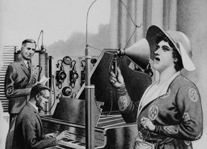 Nellie Melba tritt im Radio auf
