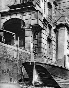 Die Überreste eines Kaufmannshauses am Themseufer, in der Nähe des Cannon Street Bahnhofs, 1926-1927 von Paterson