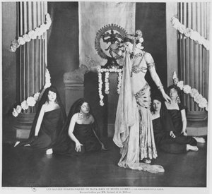Mata Hari tritt im Musée Guimet, Paris, am 13. März 1905 auf von Paul Boyer