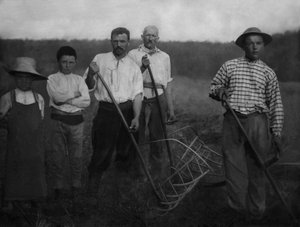 Porträt von landwirtschaftlichen Arbeitern, Erwachsenen und Kindern, aus der Region Chaumont (Haute Marne) während der Heuernte