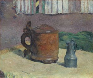 Stillleben: Holztankard und Metallkrug