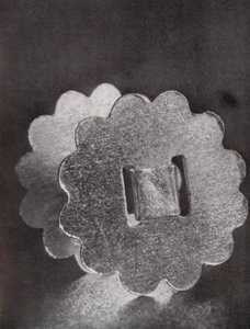 Zwei Heftklammern von Paul Henning
