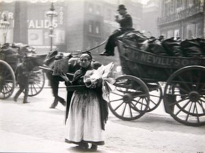 Eine weibliche Zeitungsverkäuferin, London, ca. 1890er von Paul Martin