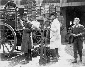 Entladen am Billingsgate-Markt, London von Paul Martin