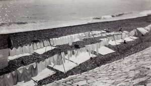 Wäsche trocknet am Strand, Nizza von Paul Nash