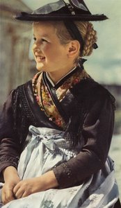 Frühe Farbfotografie: Kleines Mädchen aus dem Sarntal, Sarentino von Paul Wolff