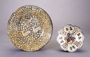 Eine Sultanabad-Keramikschale, die zwei sitzende Hirsche unter dichten Blattmotiven darstellt, 14. Jahrhundert von Persian School