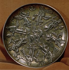 Schale mit Reliefdekoration der Göttin Anahita, umgeben von acht weiblichen Figuren von Persian School