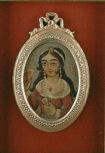 Qajar-Büstenrundel, das eine geschmückte Frau darstellt
