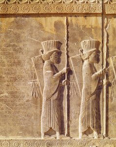 Relief, das zwei Bogenschützen und eine altpersische Inschrift zeigt, von der Treppe des Palastes von Darius, Achämenidenzeit, 6.-5. Jahrhundert v. Chr.