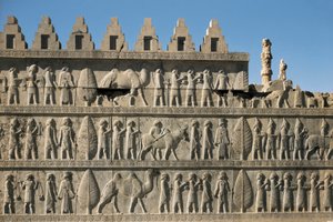Der Palast von Darius I. in Persepolis (Iran): Detail der Dekoration der Apadana oder Gerichtssaal, die unterworfene Völker darstellt, die Darius I. Geschenke bringen. Flachrelief, 6. Jahrhundert v. Chr., Persische Kunst, Periode Route.