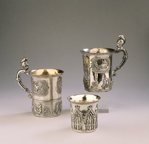 Zwei Tassen, 1830 und 1795, und ein Becher von Peter Andreas Moller