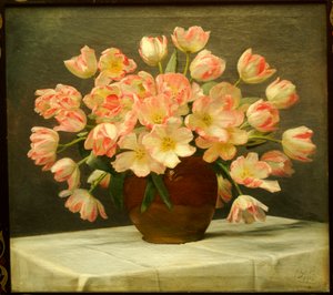 Tulpen in einer Vase auf einem drapierten Tisch
