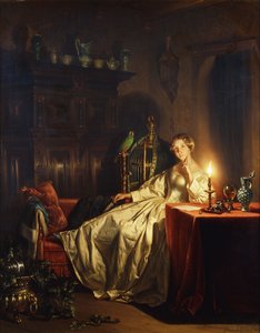 Ein von Kerzen beleuchtetes Interieur mit einer Dame, die an einem Tisch sitzt