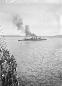 HMAS Melbourne oder HMAS Sydney im King George Sound, Albany WA, ca. Oktober 1914 von Phillip Frederick Edward Schuler