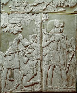 Phönizische Zivilisation: Bettverzierung mit einem niedrigen Elfenbeinrelief, das einen König darstellt, der einen Feind bedroht. Vom Fundort Ugarit, antike syrische Stadt auf dem Tell de Ras Shamra. 14. Jahrhundert v. Chr. Höhe 24 cm. Damaskus, Nationales von Phoenician