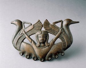 Phönizische Kunst: Darstellung der Göttin Astarte. Sie ist von zwei abhebenden Vögeln umgeben. Bronzeskulptur des 6. Jahrhunderts v. Chr. Aus Sevilla. Dim. 16 cm Sevilla, Archäologisches Museum von Phoenician School