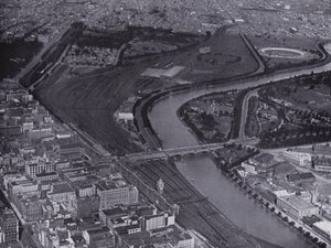 Melbourne: Eine Luftaufnahme der Jolimont Eisenbahnhöfe und des Flusses Yarra, zeigt einen kleinen Teil der Stadt und Richmond in der Ferne von Photographer Australian