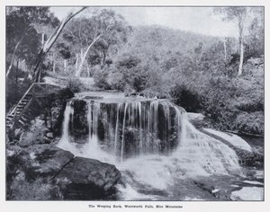 Der Weeping Rock, Wentworth Falls, Blue Mountains (s/w Foto) von Photographer Australian