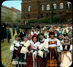 Junge Frauen in Nationaltrachten, Wenzelsplatz, Prag, Tschechoslowakei, ca. 1921