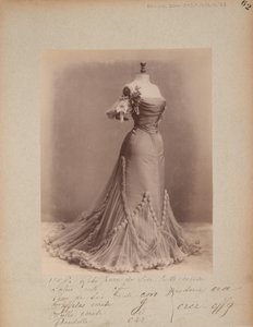 Albumseite: House of Worth, Ballkleid von Photographer French