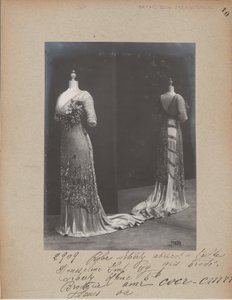 Albumseite: House of Worth, Ballkleid von Photographer French