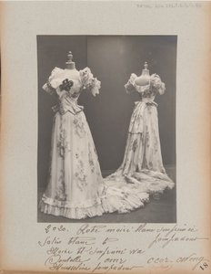 Albumseite: House of Worth, Ballkleid von Photographer French
