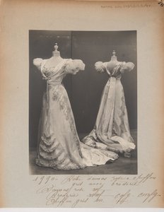 Albumseite: House of Worth, Ballkleid von Photographer French