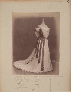 Albumseite: House of Worth, Ballkleid von Photographer French