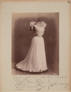 Albumseite: House of Worth, Ballkleid von Photographer French