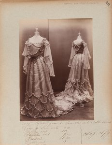 Albumseite: House of Worth, Ballkleid von Photographer French