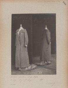Albumseite: House of Worth, Mantel von Photographer French