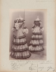 Albumseite: House of Worth, Kostüm von Photographer French