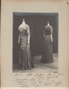 Albumseite: House of Worth, Kleid von Photographer French