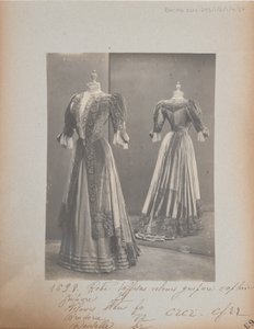 Albumseite: House of Worth, Kleid von Photographer French