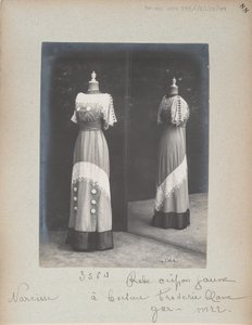 Albumseite: House of Worth, Kleid von Photographer French