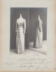 Albumseite: House of Worth, Kleid von Photographer French