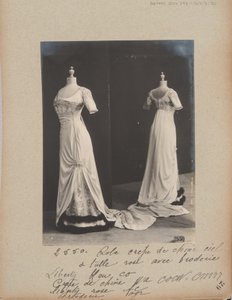 Albumseite: House of Worth, Abendkleid von Photographer French