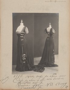 Albumseite: House of Worth, Abendkleid von Photographer French
