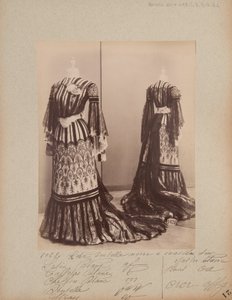 Albumseite: House of Worth, Abendkleid von Photographer French